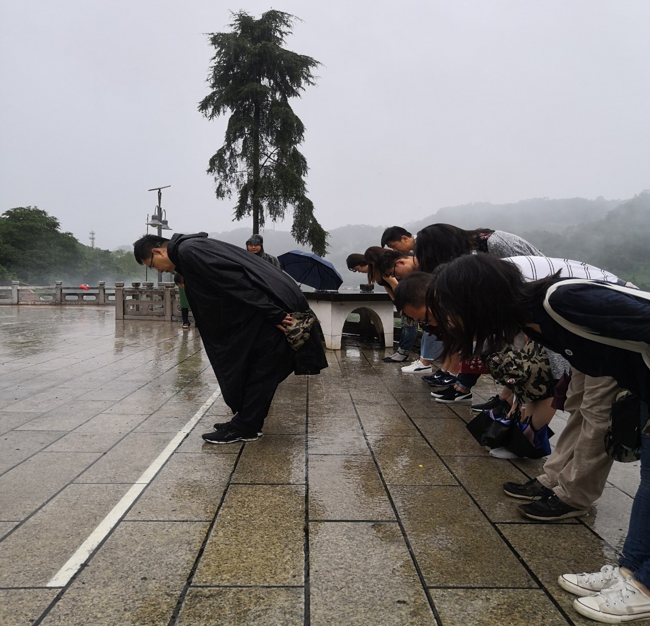 向革命先烈敬献花圈